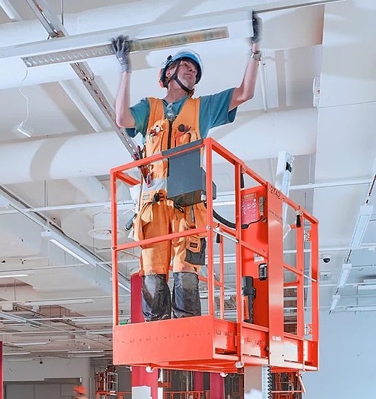 Pelarlift 3,7–6,6 m – Kompakta liftar för lager & service mm 7 of 12