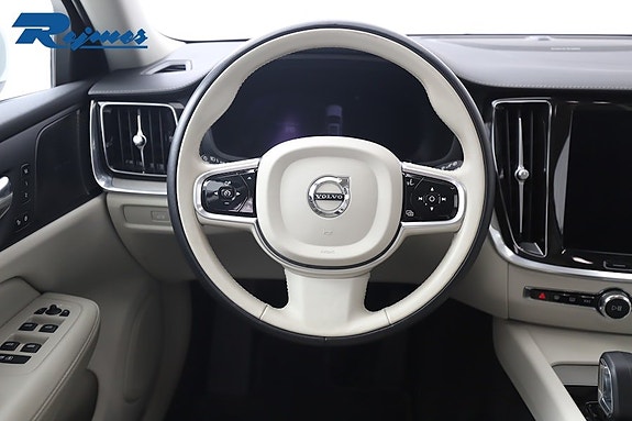 Volvo V60 Cross Country 10 of 23