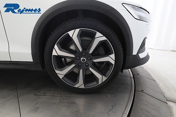 Volvo V60 Cross Country 9 of 23