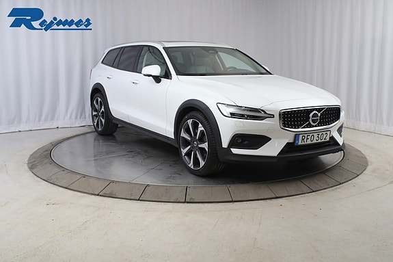 Volvo V60 Cross Country 2 of 5