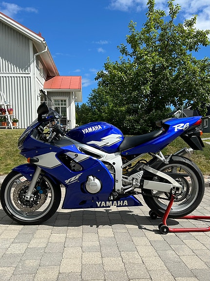Yamaha YZF-R6 (Sveriges finaste -99:a !?) 2 of 14