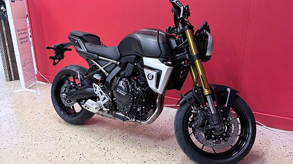 Suzuki GSX-8T CAFE 2 of 5