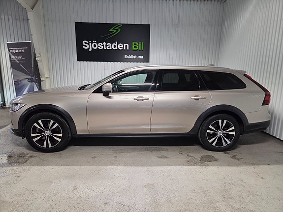 Volvo V90 Cross Country 2 of 5