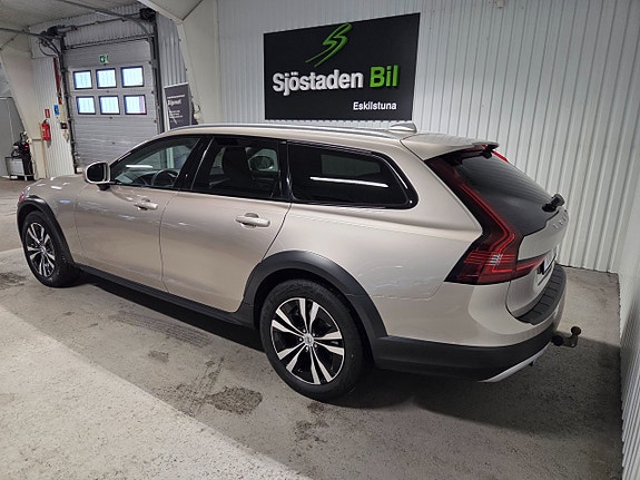 Volvo V90 Cross Country 3 of 5