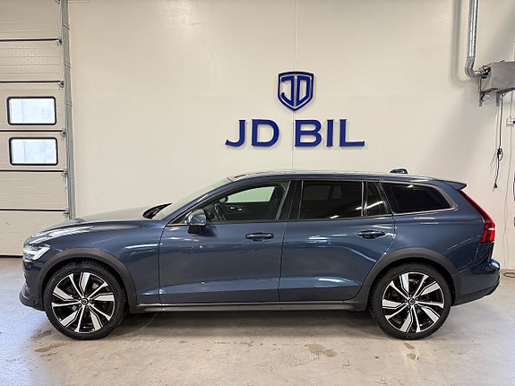 Volvo V60 Cross Country 2 of 5