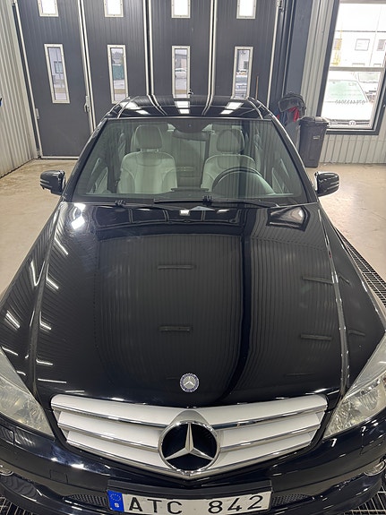 Mercedes-Benz C180 4 of 5