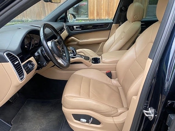 Porsche Cayenne 16 of 26
