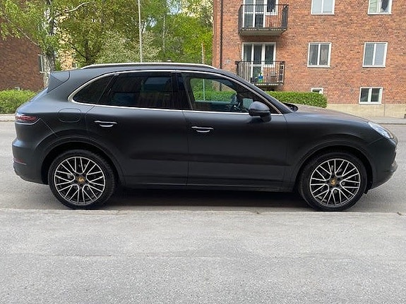 Porsche Cayenne 8 of 26