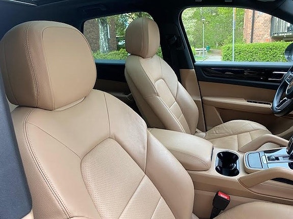 Porsche Cayenne 11 of 26