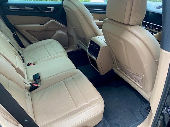 Porsche Cayenne 13 of 26