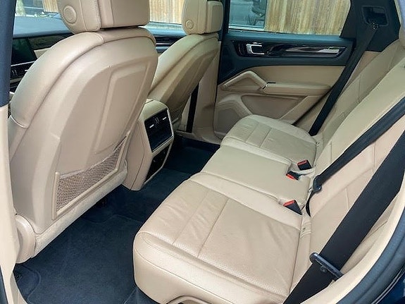 Porsche Cayenne 14 of 26