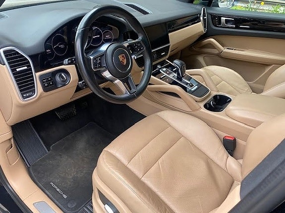 Porsche Cayenne 15 of 26