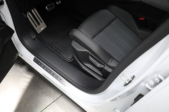 Peugeot e-3008 10 of 26