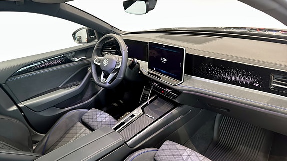 Volkswagen Passat 12 of 15