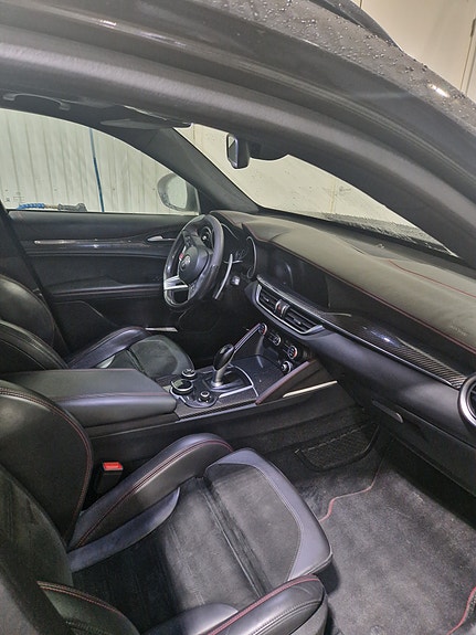 Alfa Romeo Stelvio Quadrifoglio 2 of 4