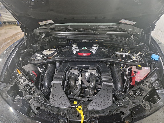 Alfa Romeo Stelvio Quadrifoglio 4 of 4