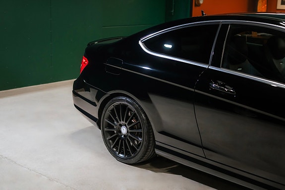 Mercedes-Benz C63 10 of 26