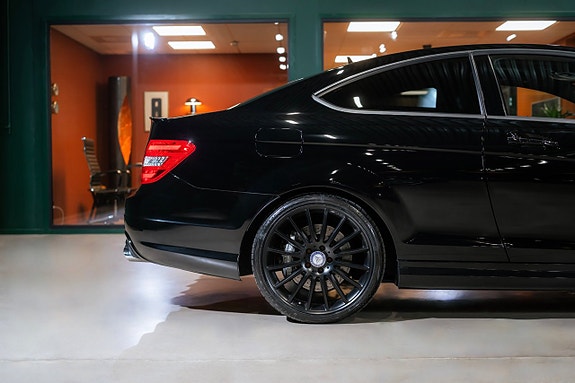 Mercedes-Benz C63 6 of 26