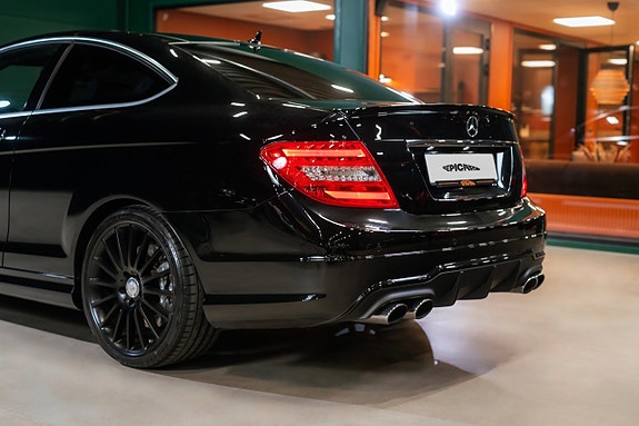 Mercedes-Benz C63 4 of 5