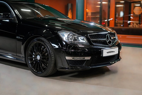 Mercedes-Benz C63 9 of 26