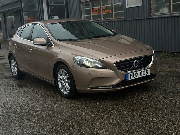 Volvo V40 3 of 5