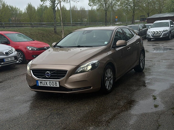 Volvo V40 2 of 5
