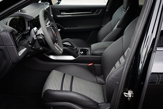 Porsche Cayenne 2 of 5