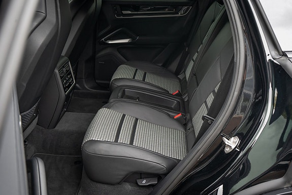 Porsche Cayenne 13 of 21