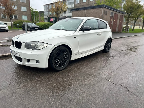 BMW 118d 2 of 5