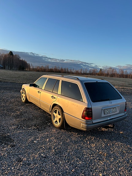 Mercedes-Benz 320 TE 3 of 5