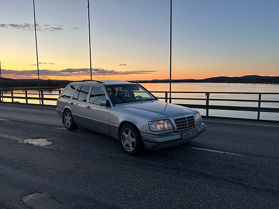 Mercedes-Benz 320 TE 2 of 5