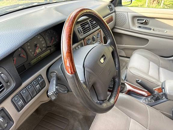 Volvo XC70 9 of 12