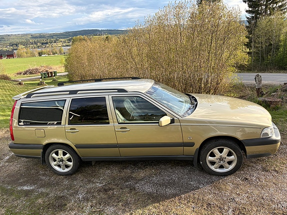 Volvo XC70 2 of 12