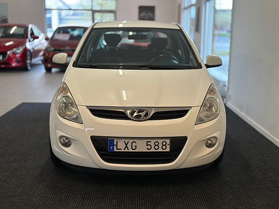 Hyundai i20 2 of 5
