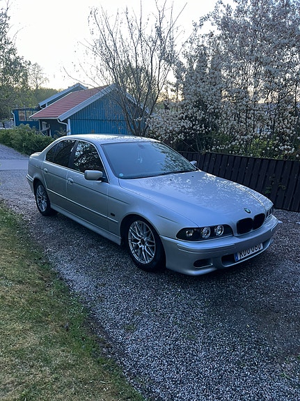 BMW 523i 3 of 5