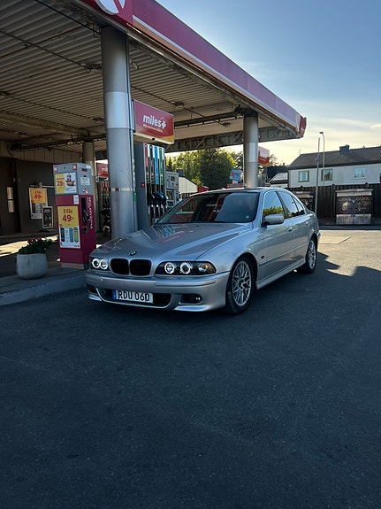 BMW 523i 4 of 5