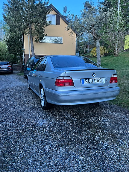 BMW 523i 2 of 5