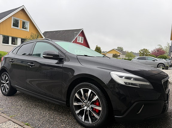 Volvo V40 Cross Country 2 of 11