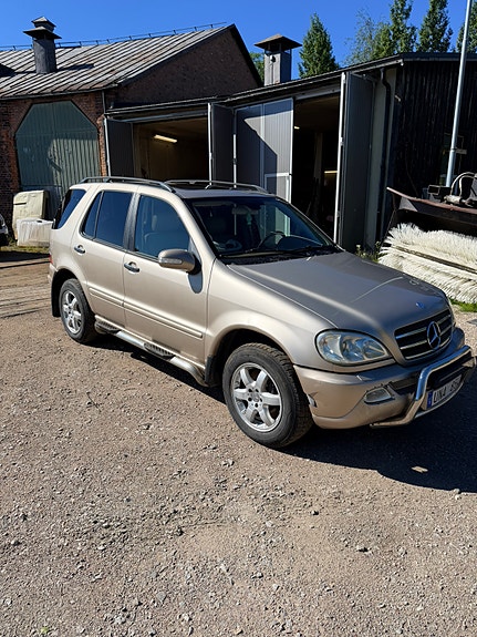 Mercedes-Benz ML400 2 of 5