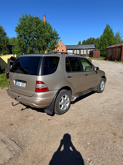 Mercedes-Benz ML400 3 of 5