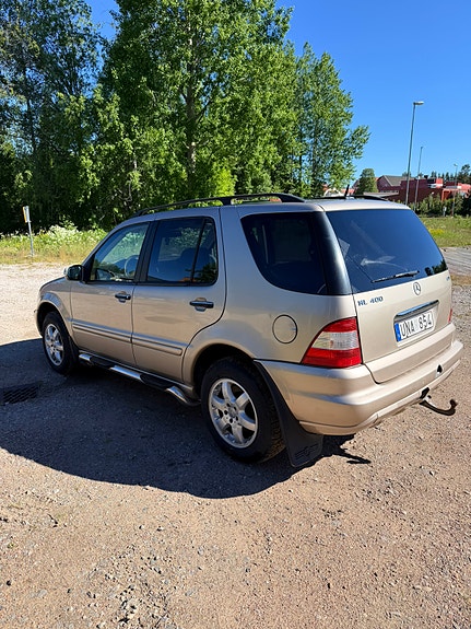 Mercedes-Benz ML400 4 of 5