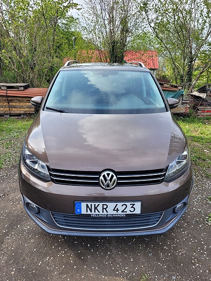 Volkswagen Touran Cross 2 of 5