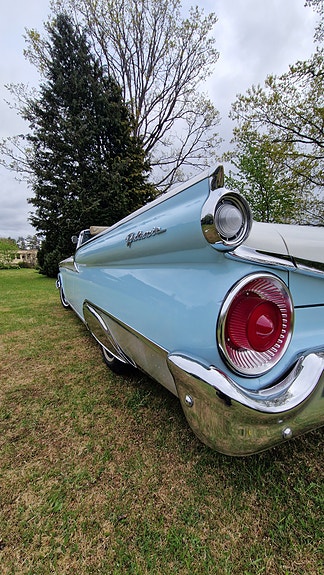 Ford Galaxie 3 of 5