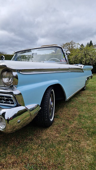 Ford Galaxie 2 of 5