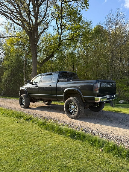 Dodge RAM 2500 2 of 5