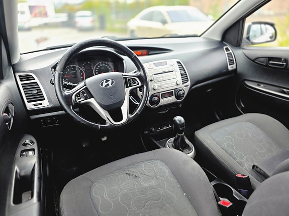 Hyundai i20 2 of 5