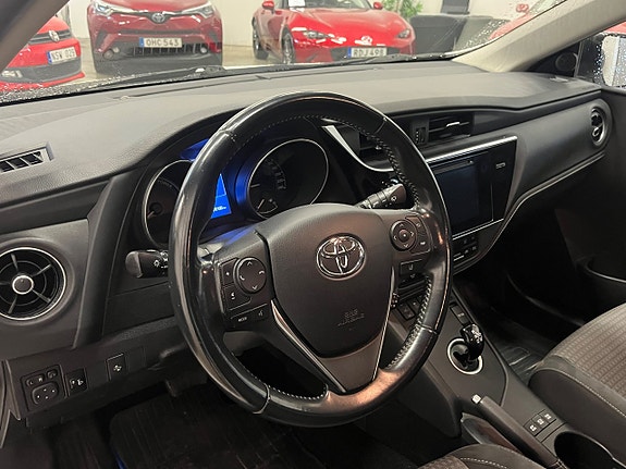 Toyota Auris 7 of 13