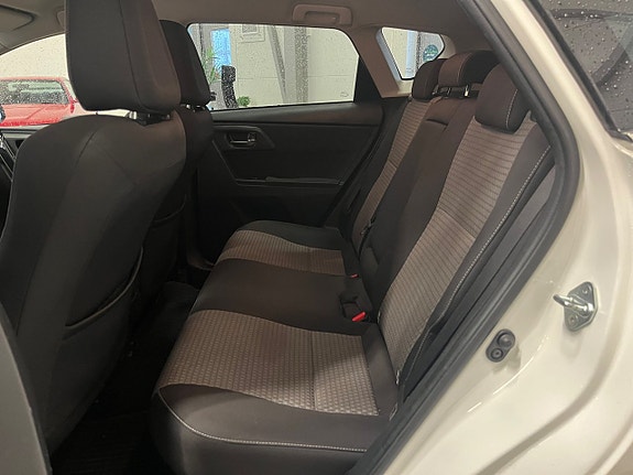 Toyota Auris 9 of 13