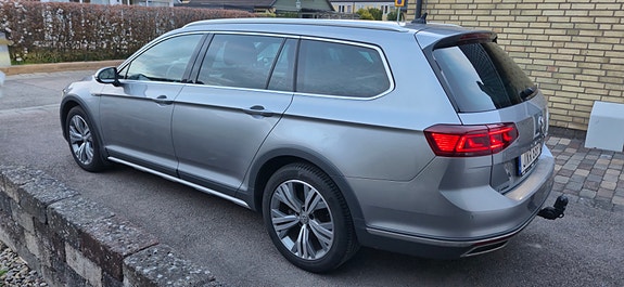 Volkswagen Passat Alltrack 2 of 5