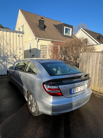 Mercedes-Benz C180 4 of 5
